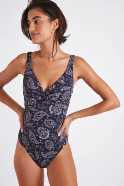 Maillot De Bain Une Pièce Bleu Marine NANCIE JAYERA 13 Maillot De Bain Une Pièce Bleu Marine NANCIE JAYERA -Livia Soldes 22e nancie jayera zhd06 dev