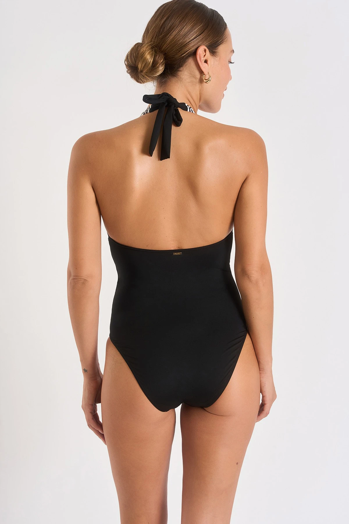 Maillot De Bain Une Pièce Noir à Rayures ROXANE ALLIAGE 6 Maillot De Bain Une Pièce Noir à Rayures ROXANE ALLIAGE – Image 4